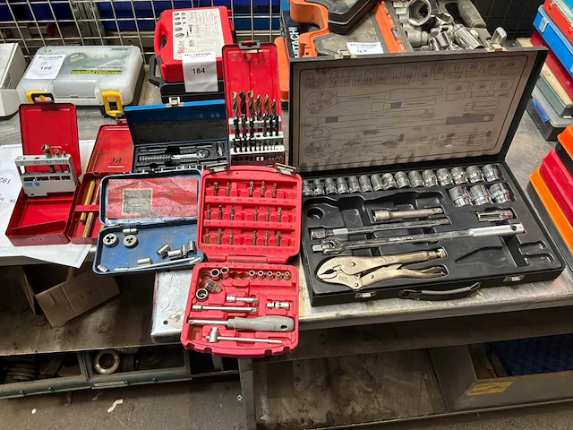 Diverse koffers met accessoires - afbeelding 1 van  5