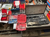 Diverse koffers met accessoires