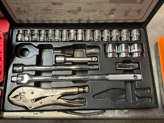 Diverse koffers met accessoires - afbeelding 2 van  5