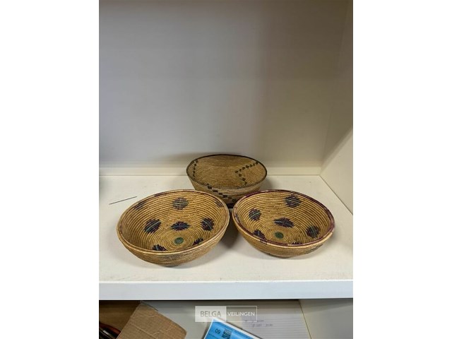 Diverse kommen en mand - afbeelding 2 van  3