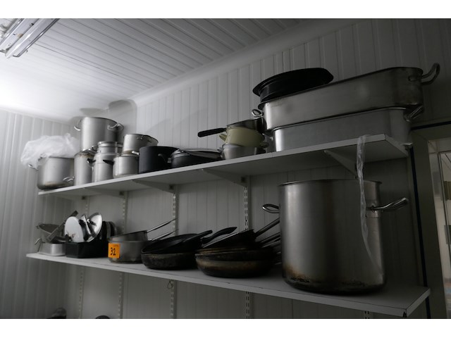 Diverse kookpotten en steelpannen - afbeelding 1 van  6