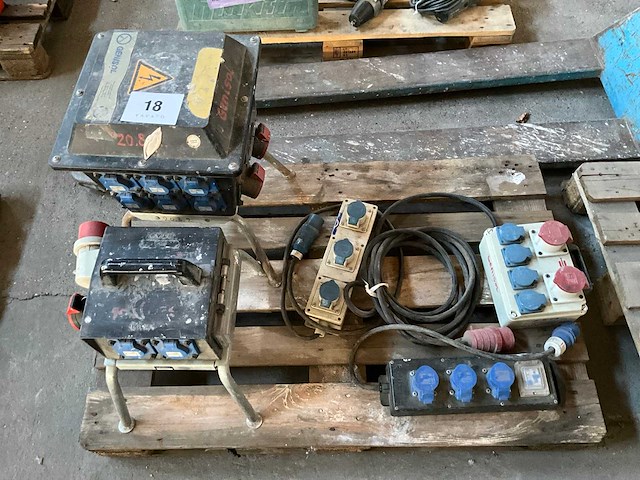 Diverse krachtstroom verdelers (5x) - afbeelding 1 van  11