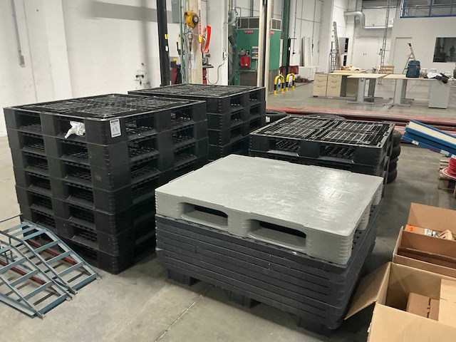 Diverse kunststof pallets (28x) - afbeelding 1 van  4