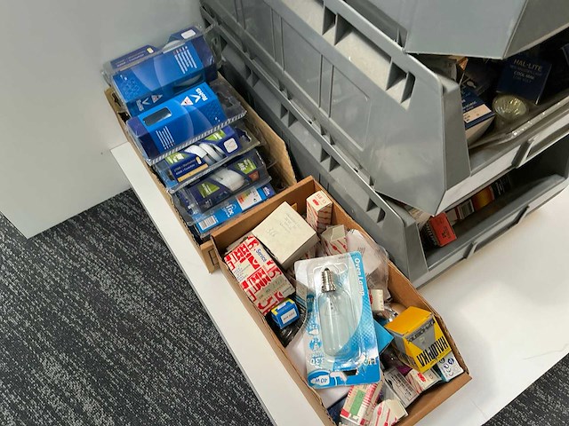 Diverse lampen en verlichting - afbeelding 7 van  7