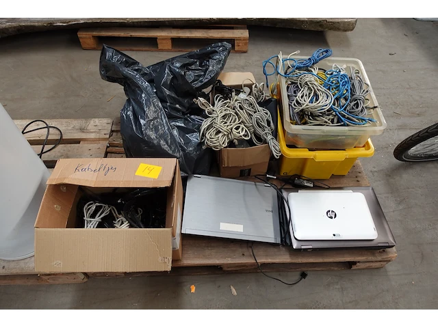 Diverse laptops + kabels - afbeelding 1 van  8
