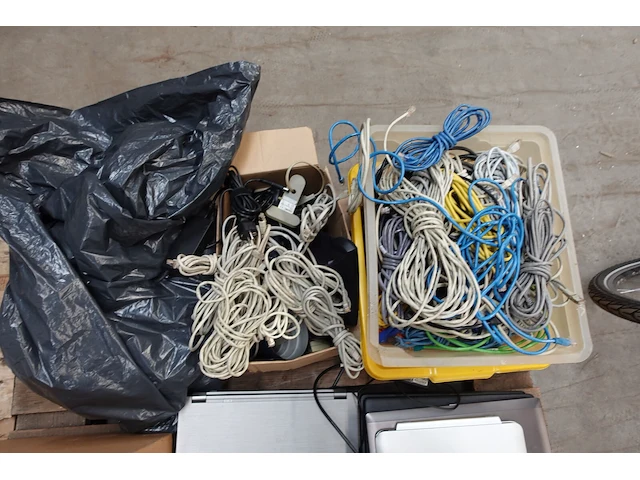 Diverse laptops + kabels - afbeelding 2 van  8