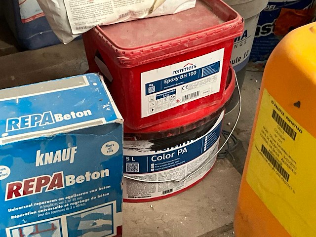 Diverse lijmen, verf en geveltoebehoren - afbeelding 17 van  19