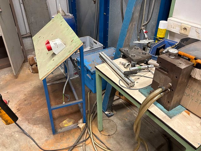 Diverse machineonderdelen en recup goederen - afbeelding 6 van  66