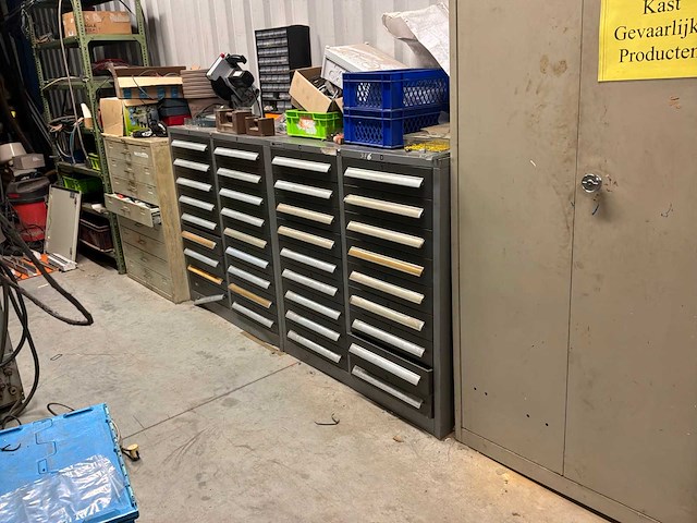 Diverse machineonderdelen en recup goederen - afbeelding 11 van  66