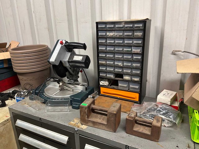 Diverse machineonderdelen en recup goederen - afbeelding 19 van  66