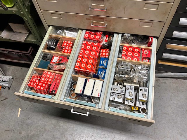 Diverse machineonderdelen en recup goederen - afbeelding 25 van  66