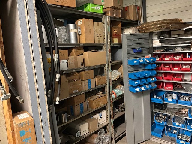Diverse machineonderdelen en recup goederen - afbeelding 32 van  66