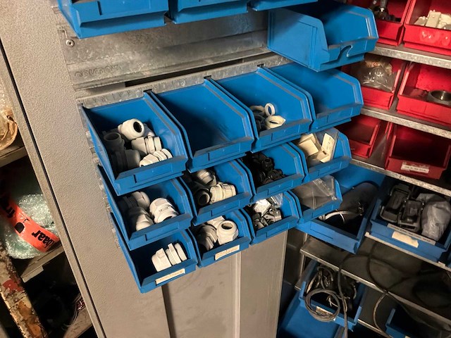 Diverse machineonderdelen en recup goederen - afbeelding 33 van  66