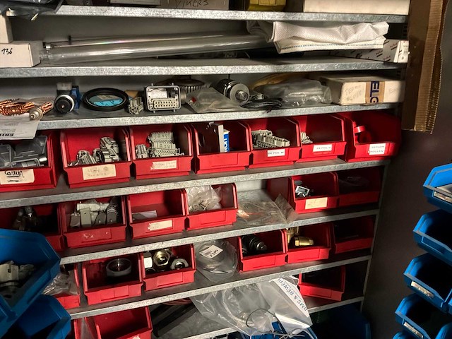 Diverse machineonderdelen en recup goederen - afbeelding 36 van  66