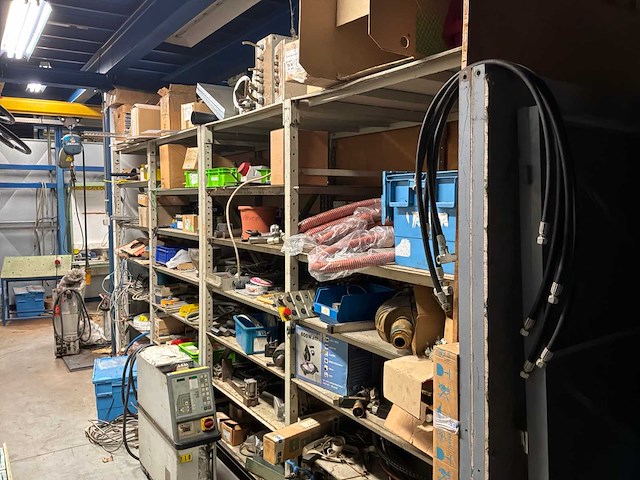 Diverse machineonderdelen en recup goederen - afbeelding 39 van  66