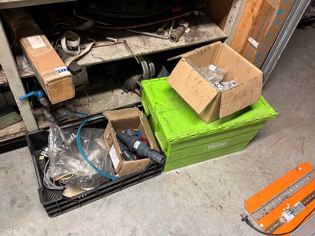 Diverse machineonderdelen en recup goederen - afbeelding 40 van  66