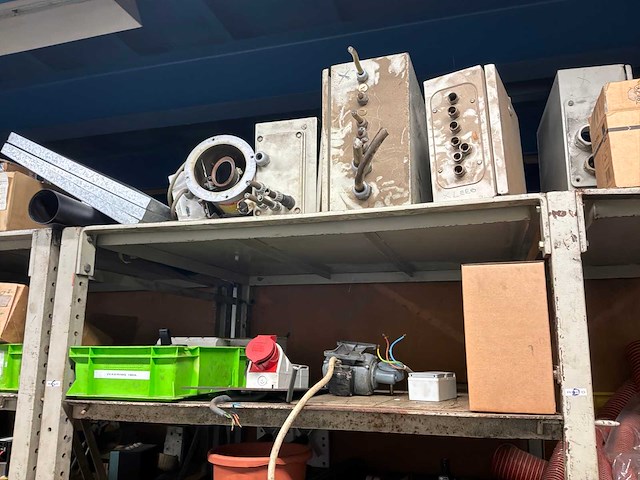 Diverse machineonderdelen en recup goederen - afbeelding 43 van  66