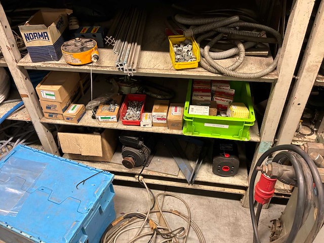 Diverse machineonderdelen en recup goederen - afbeelding 47 van  66