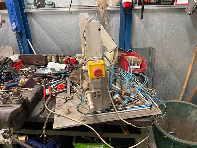 Diverse machineonderdelen en recup goederen - afbeelding 45 van  66