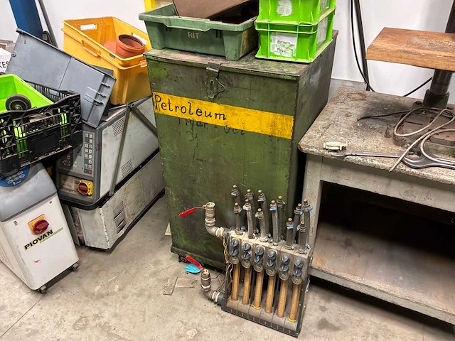 Diverse machineonderdelen en recup goederen - afbeelding 60 van  66