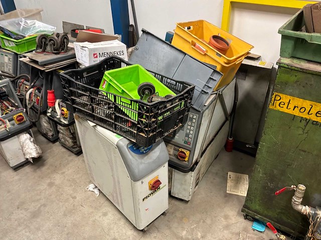 Diverse machineonderdelen en recup goederen - afbeelding 62 van  66