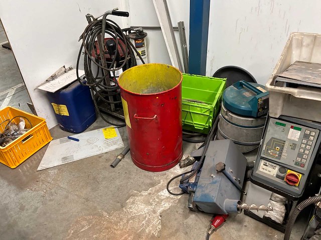 Diverse machineonderdelen en recup goederen - afbeelding 63 van  66