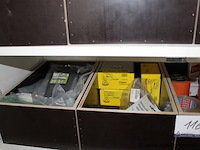 Diverse materialen, moldex mondmaskers en filters, tesa en andere tape, stanley messen en toebehoren, potloden, kleine onderdelen - afbeelding 5 van  6