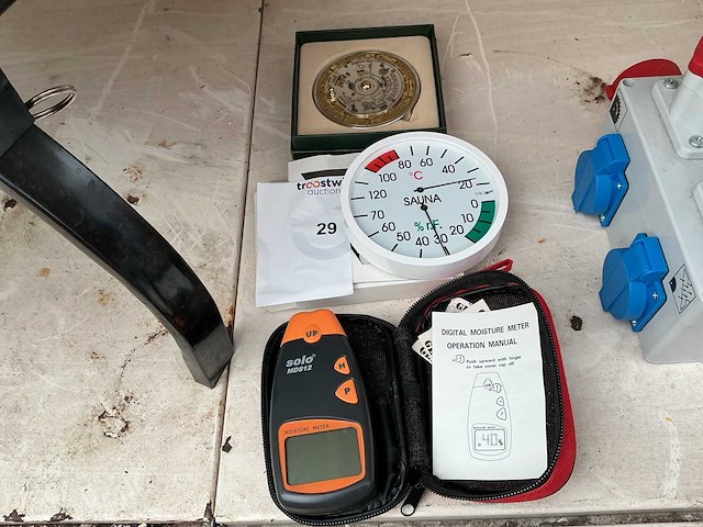 Diverse meetmachines waaronder, 1 digitale afstandsmeter,1 sauna therohydrometer ,1 wijnkankalender. - afbeelding 1 van  2