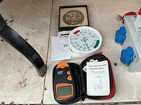 Diverse meetmachines waaronder, 1 digitale afstandsmeter,1 sauna therohydrometer ,1 wijnkankalender.