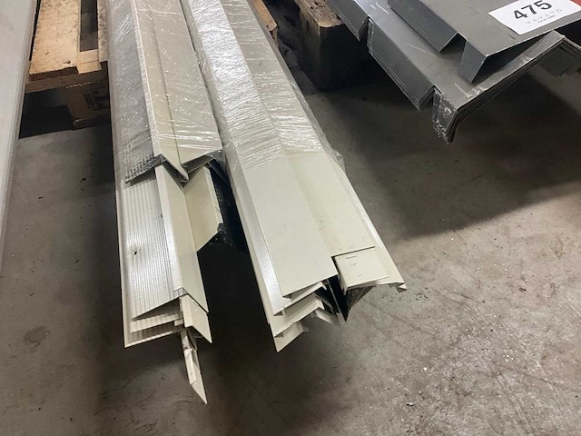 Diverse metalen dakprofielen - afbeelding 1 van  2