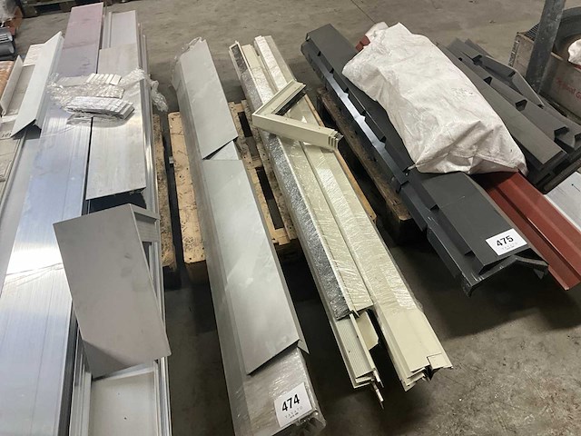 Diverse metalen dakprofielen - afbeelding 1 van  4