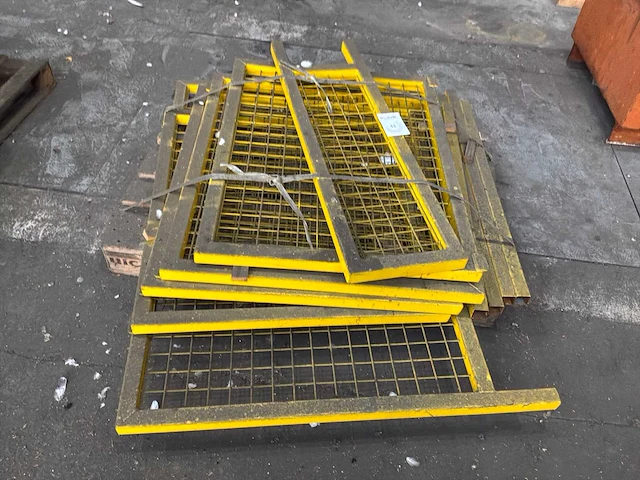 Diverse metalen veiligheidshekken - afbeelding 1 van  3
