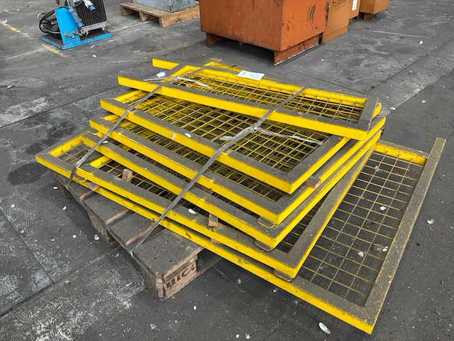 Diverse metalen veiligheidshekken - afbeelding 2 van  3
