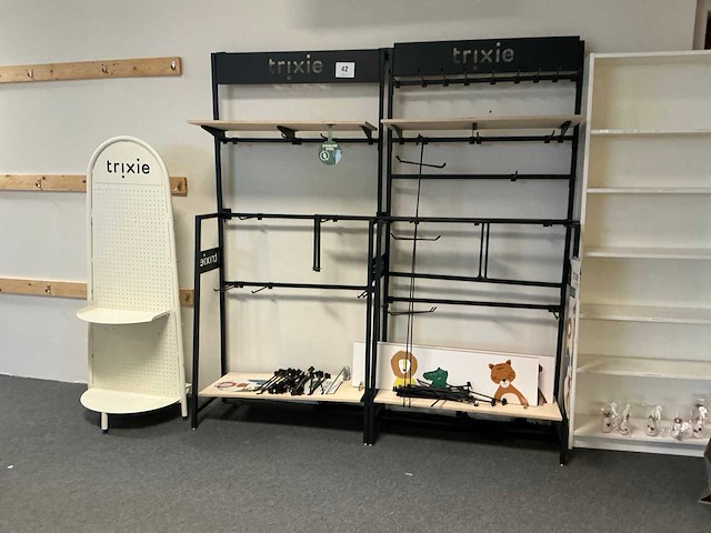 Diverse metalen winkelrekken/displays (3x) - afbeelding 1 van  7