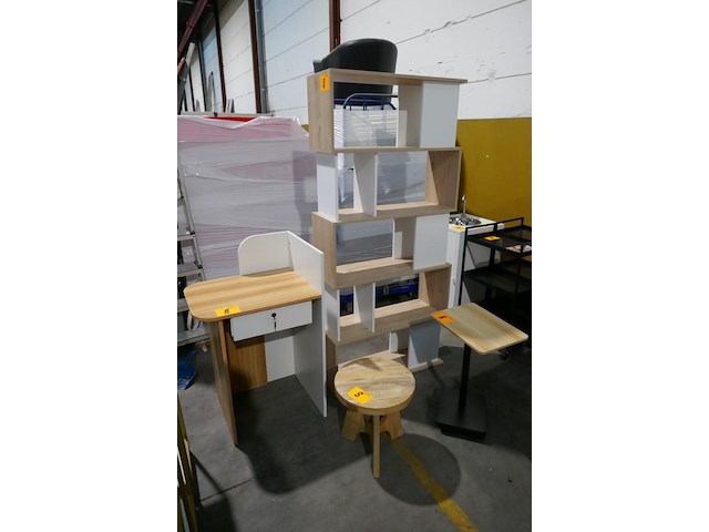 Diverse meubelstukken - afbeelding 1 van  6