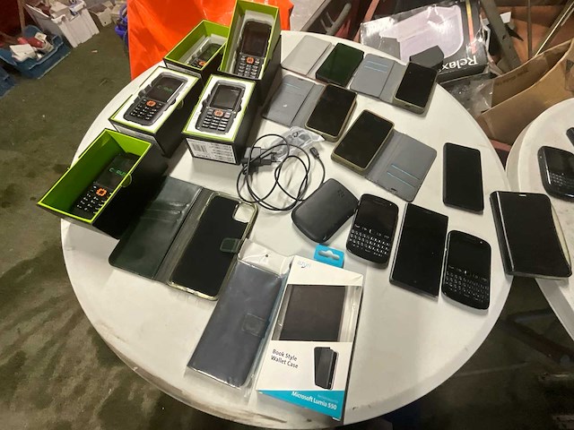 Diverse mobiele telefoons - afbeelding 1 van  6