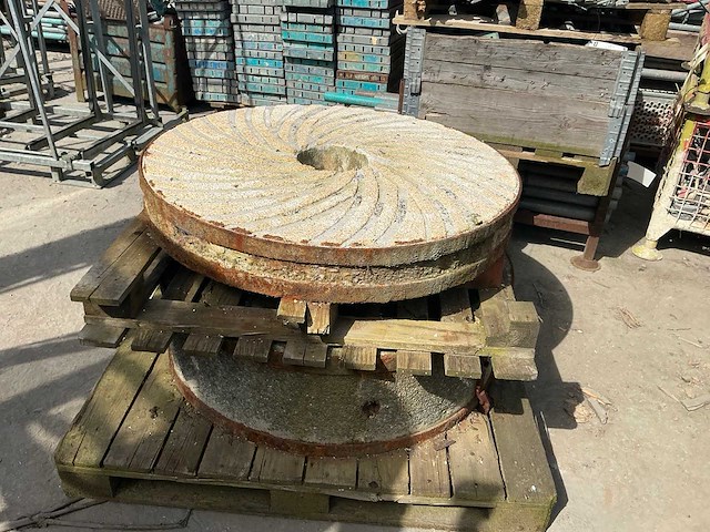 Diverse molenstenen (2x) - afbeelding 1 van  4