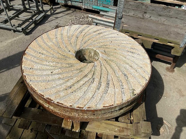 Diverse molenstenen (2x) - afbeelding 2 van  4