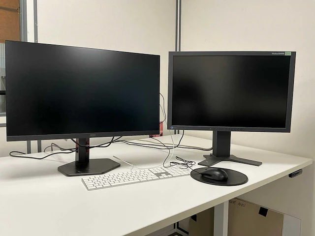 Diverse monitor (2x) - afbeelding 1 van  8
