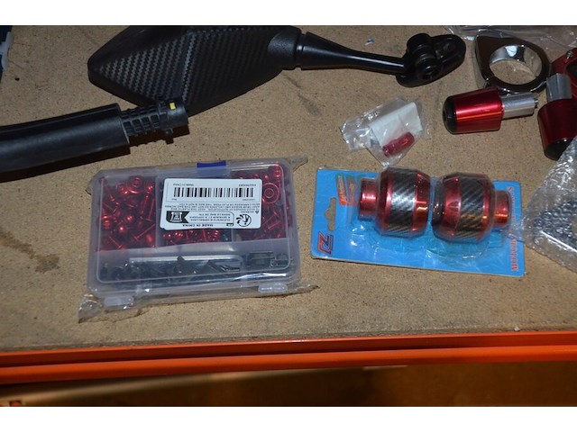 Diverse motor onderdelen w.o. uitlaat, spiegels, voetsteunen, lampen - afbeelding 2 van  12