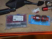 Diverse motor onderdelen w.o. uitlaat, spiegels, voetsteunen, lampen - afbeelding 2 van  12