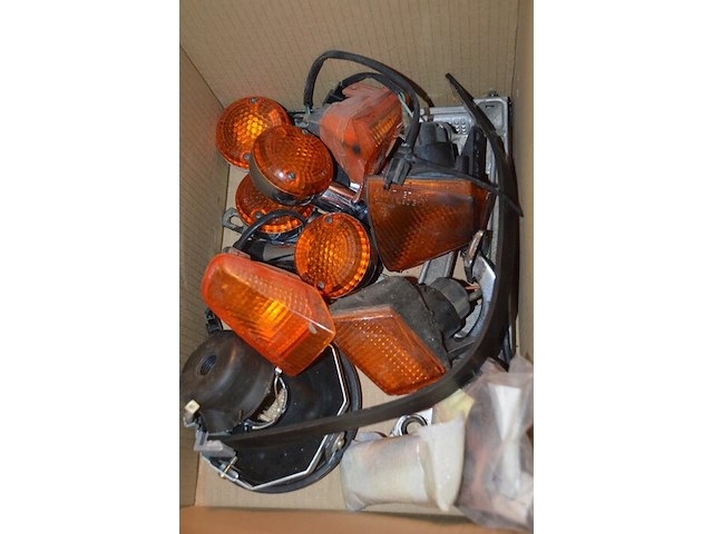 Diverse motor onderdelen w.o. uitlaat, spiegels, voetsteunen, lampen - afbeelding 7 van  12