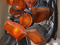 Diverse motor onderdelen w.o. uitlaat, spiegels, voetsteunen, lampen - afbeelding 7 van  12