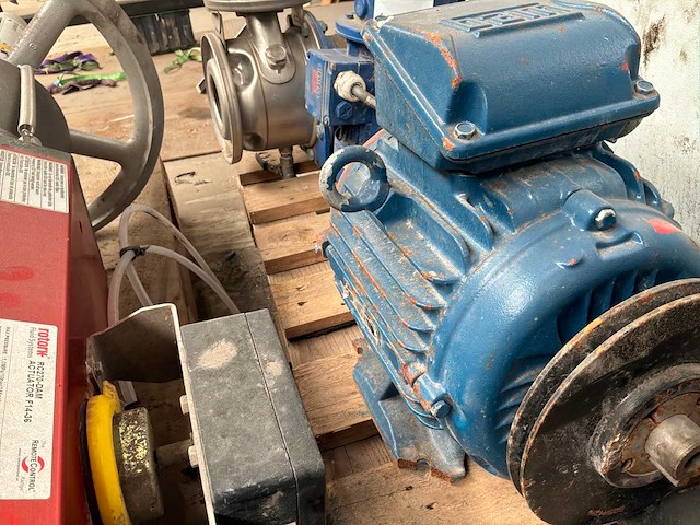 Diverse motoren en centrifugaalpomp (4x) - afbeelding 4 van  12