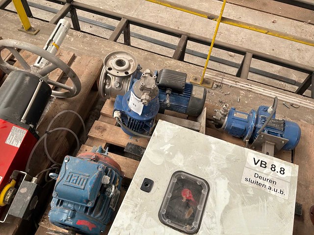 Diverse motoren en centrifugaalpomp (4x) - afbeelding 1 van  12