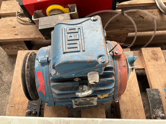 Diverse motoren en centrifugaalpomp (4x) - afbeelding 1 van  6