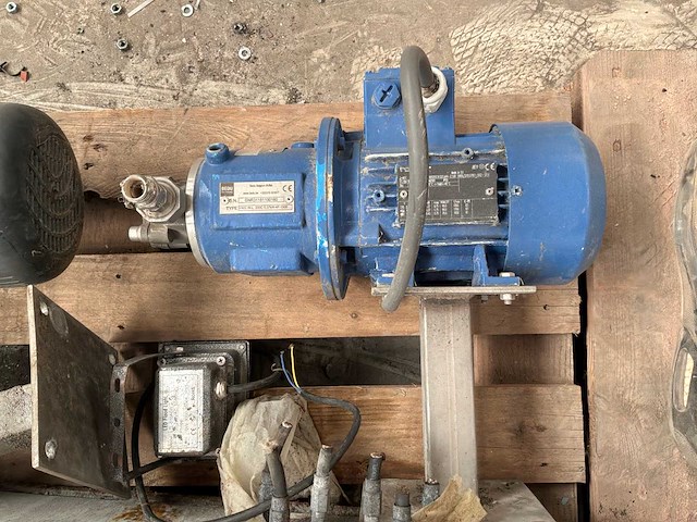 Diverse motoren en centrifugaalpomp (4x) - afbeelding 2 van  6