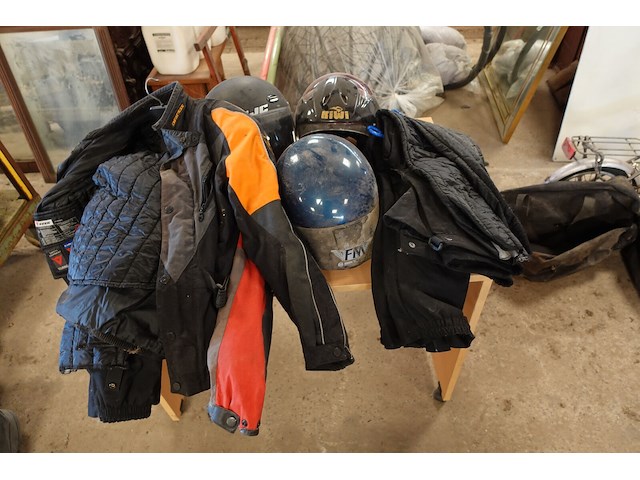 Diverse motorfietskledij + 3 x helm - afbeelding 1 van  6