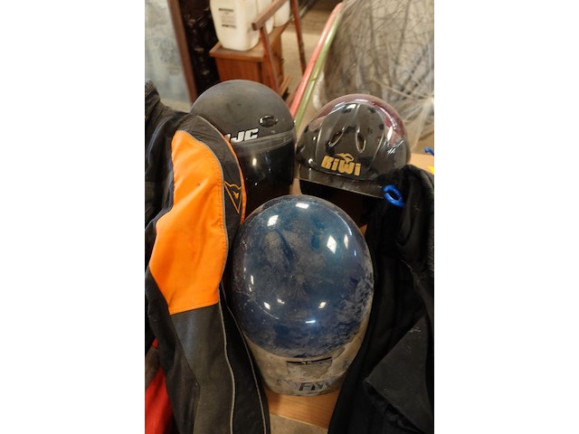 Diverse motorfietskledij + 3 x helm - afbeelding 2 van  6