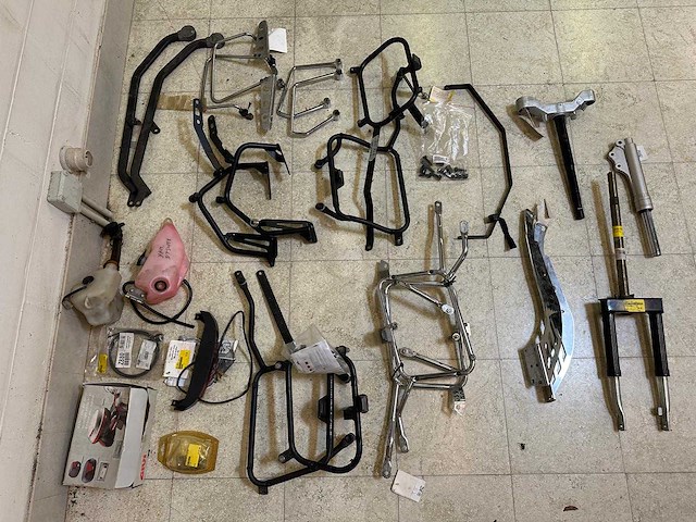 Diverse motorframes & montagebeugels (mix valbeugels, rekken & vorkdelen) (23x) - afbeelding 1 van  11